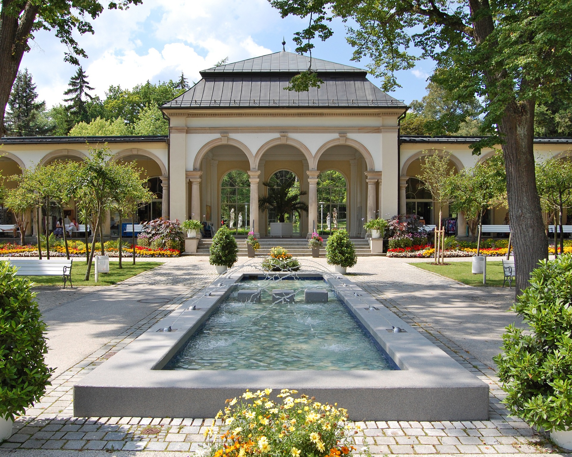 Historische Wandelhalle mit Brunnen im Kurpark Bad Steben